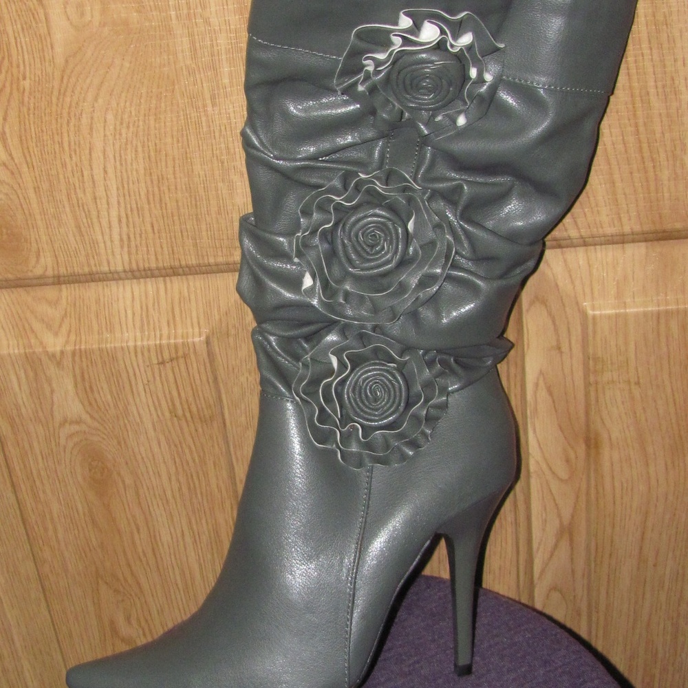 Journee Collection Floral Embellishment in Grey